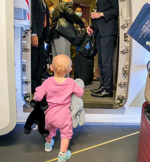 A pequena Indah, filha de Kathryn, entrando no avião (Foto: Reprodução/Kathryn Romeyn/The Points Guy)