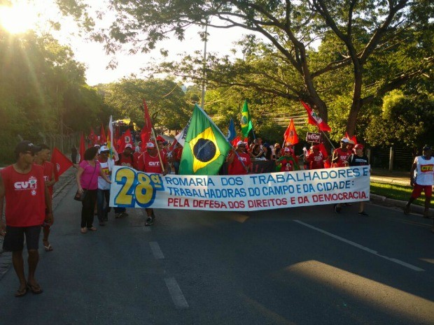 CUT e MST fazem ato em favor da democracia em Cuiabá (Foto: Lislaine dos Anjos/G1)