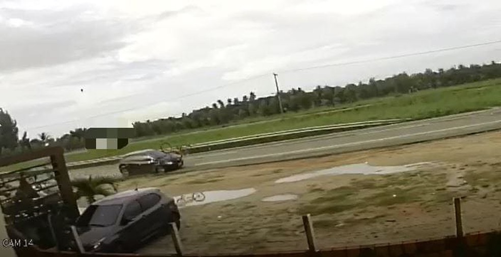 Carro em alta velocidade atropelou uma professora e o filho dela quando eles trafegavam de bicicleta em uma rodovia na Região Metropolitana de Fortaleza. — Foto: Reprodução