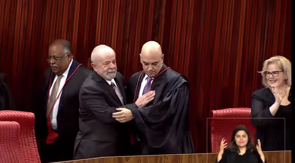 Presidente eleito, Lula cumprimenta o presidente do TSE, Alexandre de Moraes, ao subir para a tribuna do plenário — Foto: Reprodução