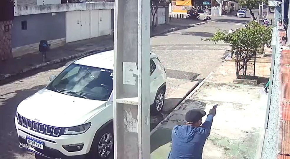 Homens roubam carro no bairro de Cajueiro, no Recife — Foto: Reprodução/WhatsApp