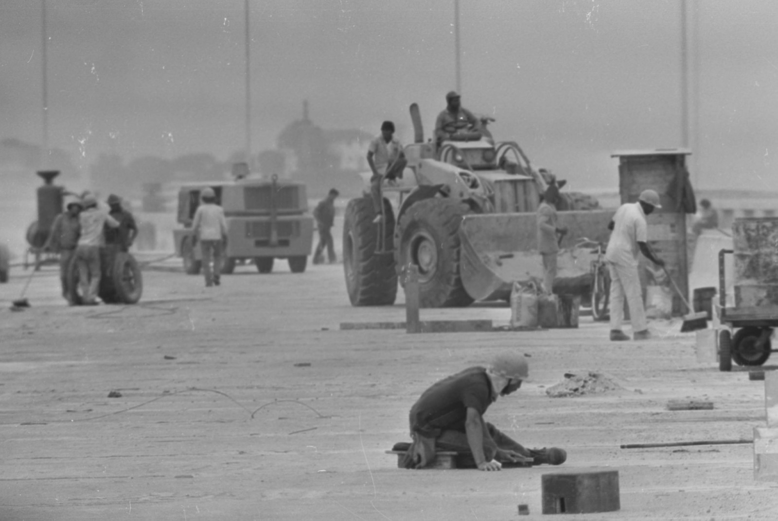 Operários trabalham na construção da ponte, em 1973 — Foto: Sebastião Marinho/11-11-1973