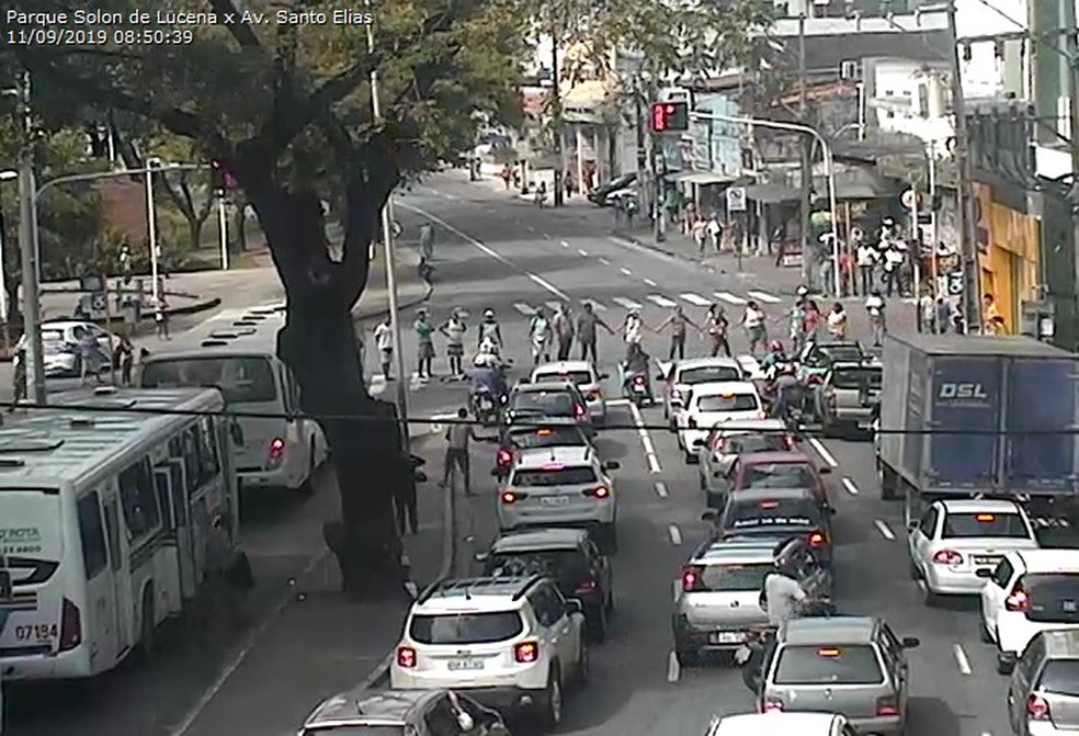 Ambulantes interditam Avenida Santo Elias, no Parque Solon de Lucena, Centro de João Pessoa — Foto: Reprodução/Semob-JP