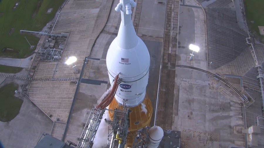 O foguete Space Launch System (SLS), com a cápsula Orion no topo no Centro Espacial Kennedy (Foto: Reprodução/Nasa/Youtube )