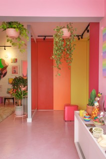 A área reservada ao closet destaca-se pelas portas de madeira pintadas de cores diferentes, feitas pela Paint Planejados. Apartamento de Magá Moura