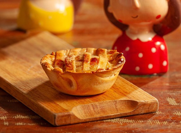 O assado de maçã com canela pode feito em formato de tortinha ou de pastelzinho (Foto: Divulgação)