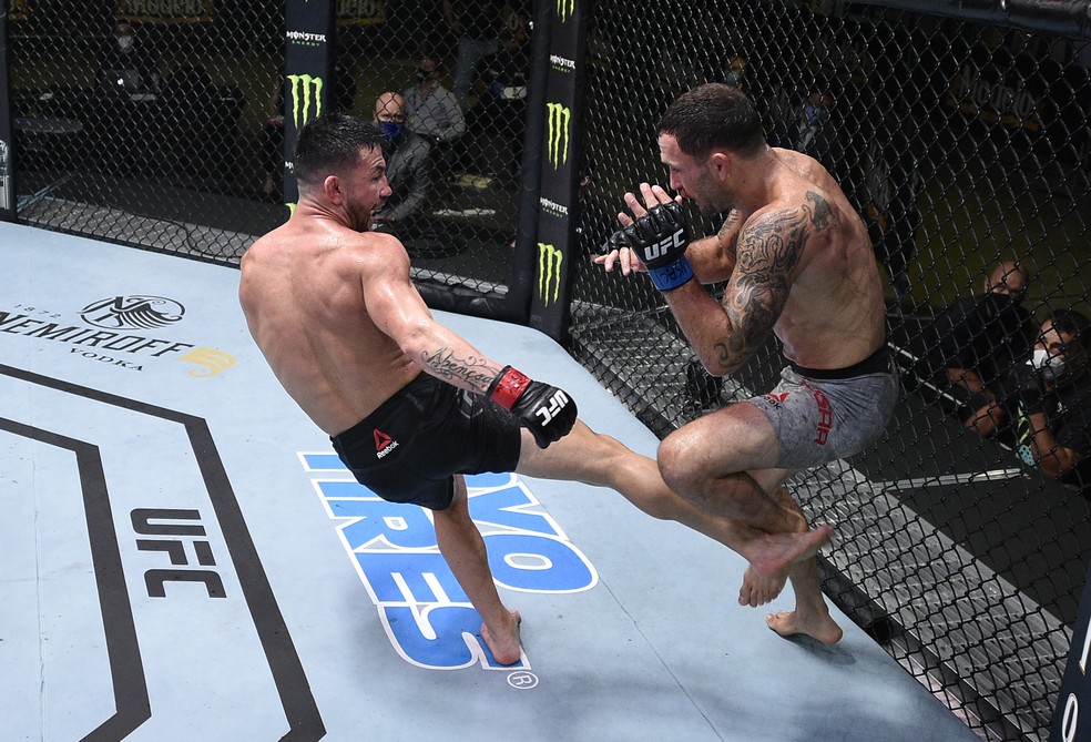 Pedro Munhoz atacou as pernas de Frankie Edgar durante toda a luta. O americano deixou o octógono mancando — Foto: Getty Images