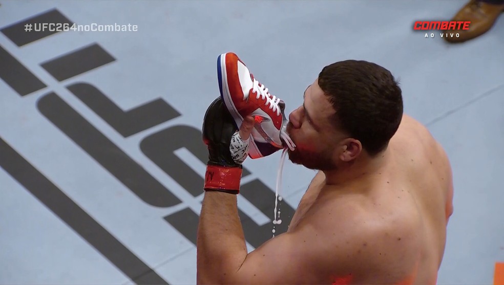 Tai Tuivasa comemora vitória bebendo cerveja no tênis — Foto: Reprodução