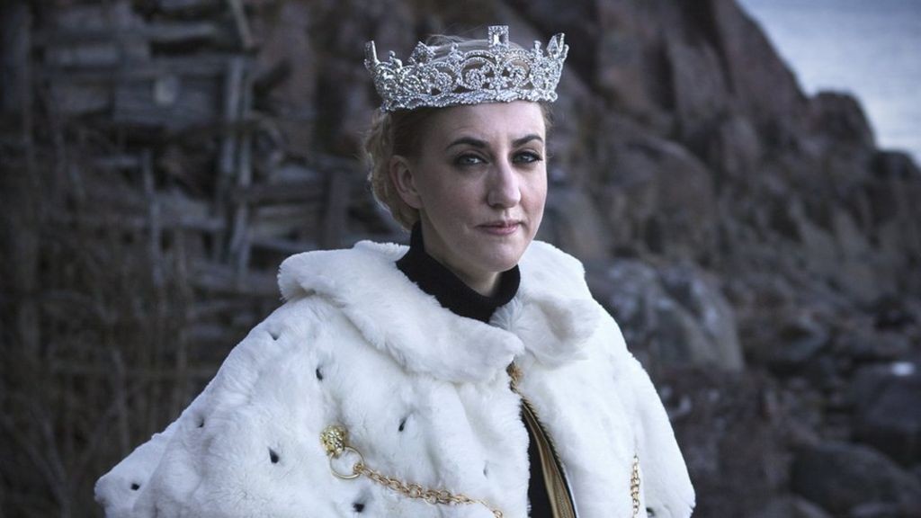 A rainha Carolyn é a segunda rainha da Ladônia, cuja constituição prevê que nunca será governada por um rei (Foto: Divulgação/Ladônia via BBC News Brasil)