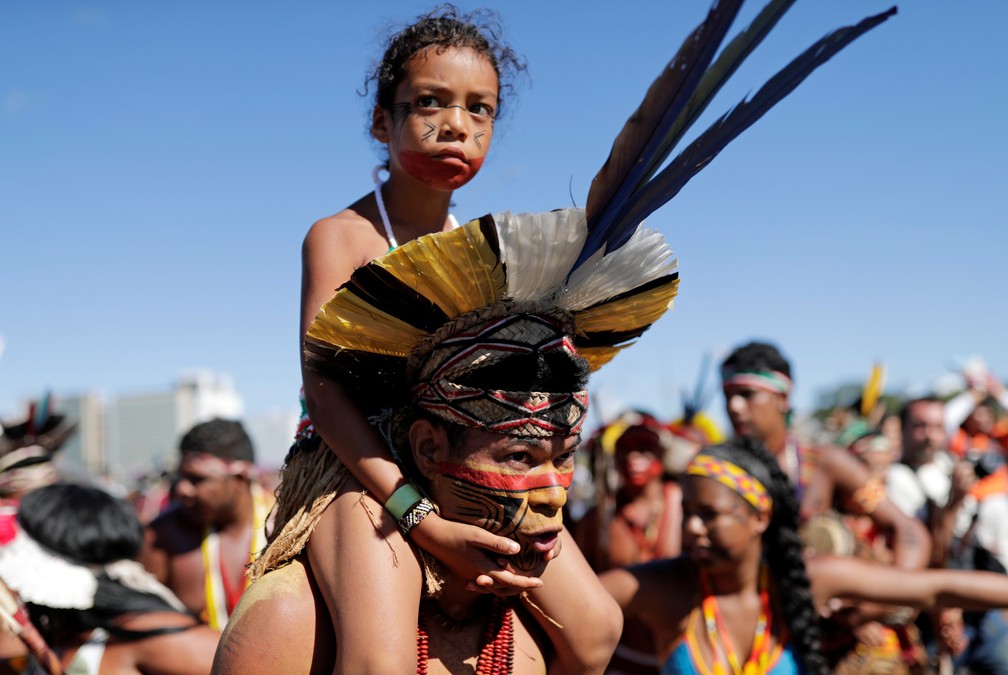 26 de abril - Indígenas participam de um protesto em Brasília para defender a terra indígena e os direitos culturais que, segundo eles, estão ameaçados pelo governo de direita do presidente Jair Bolsonaro — Foto: Nacho Doce/Reuters