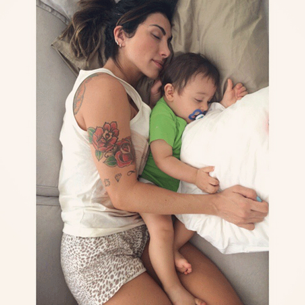 Ai, que aconchego gostoso entre mãe e filho! (Foto: Reprodução - Instagram)