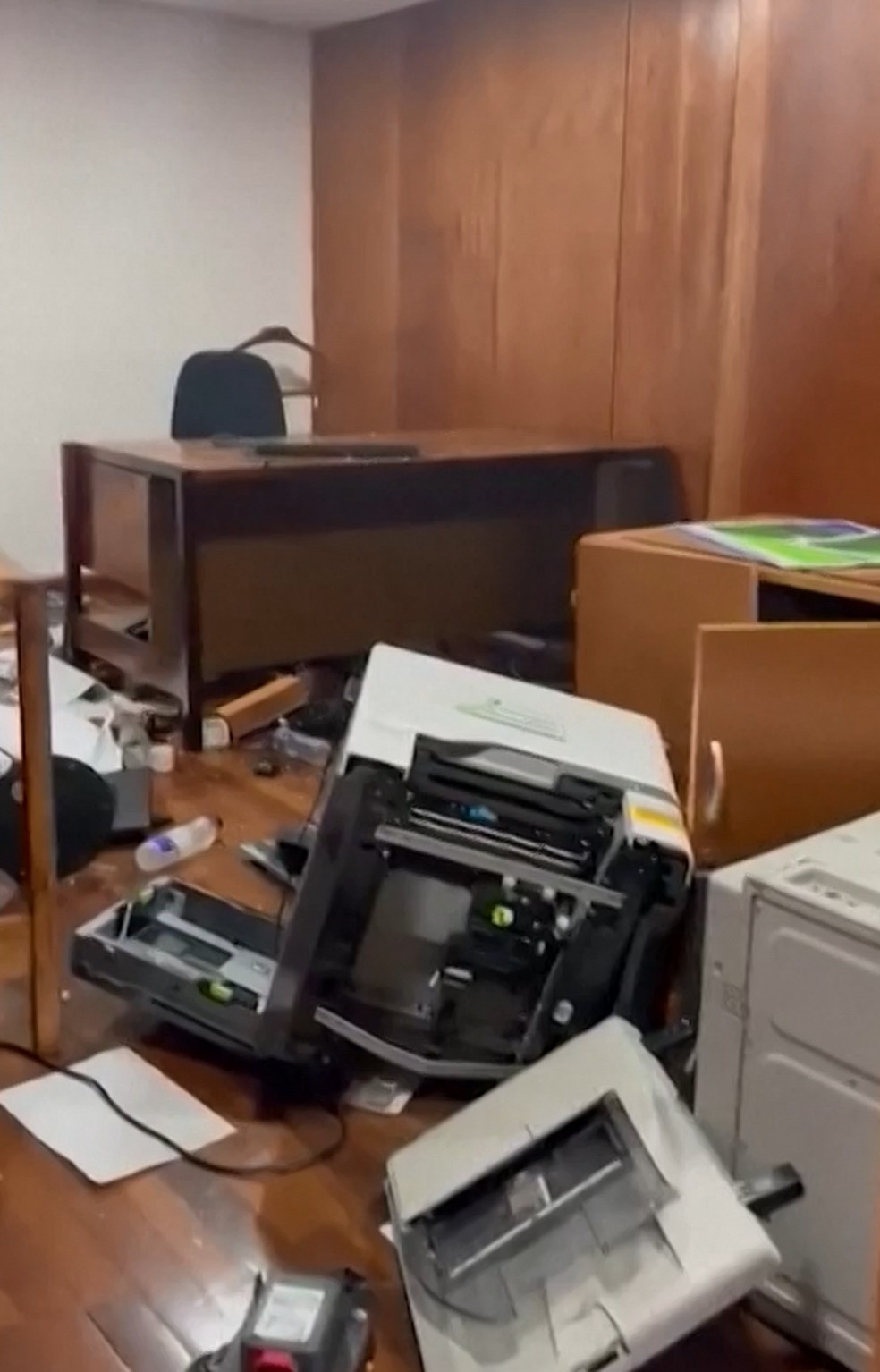 Impressora alimentada por toner aparece caída no chão em sala do Palácio do Planalto — Foto: Reprodução/Paulo Pimenta
