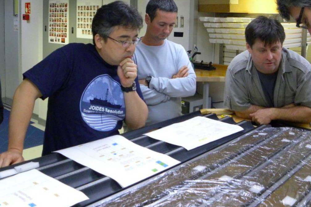 Pesquisadores Yuki Morono, Laurent Toffin e Steven DÕHondt trabalhando a bordo do navio de pesquisa JOIDES — Foto: Divulgação/IODP/JRSO
