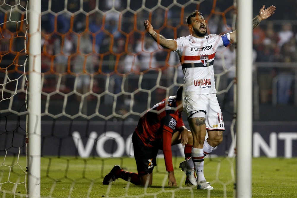 Pratto vê Tricolor cedendo gols facilmente aos rivais e aponta desafios de Dorival 
