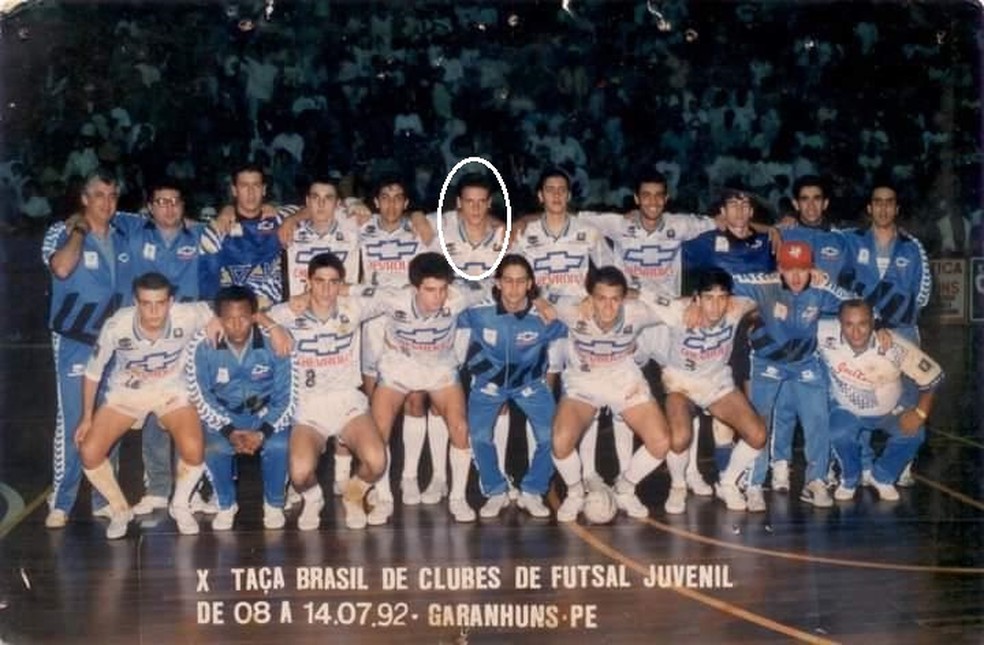 Fernando Diniz, destacado na fileira de cima, quando jogava futsal — Foto: Arquivo Pessoal