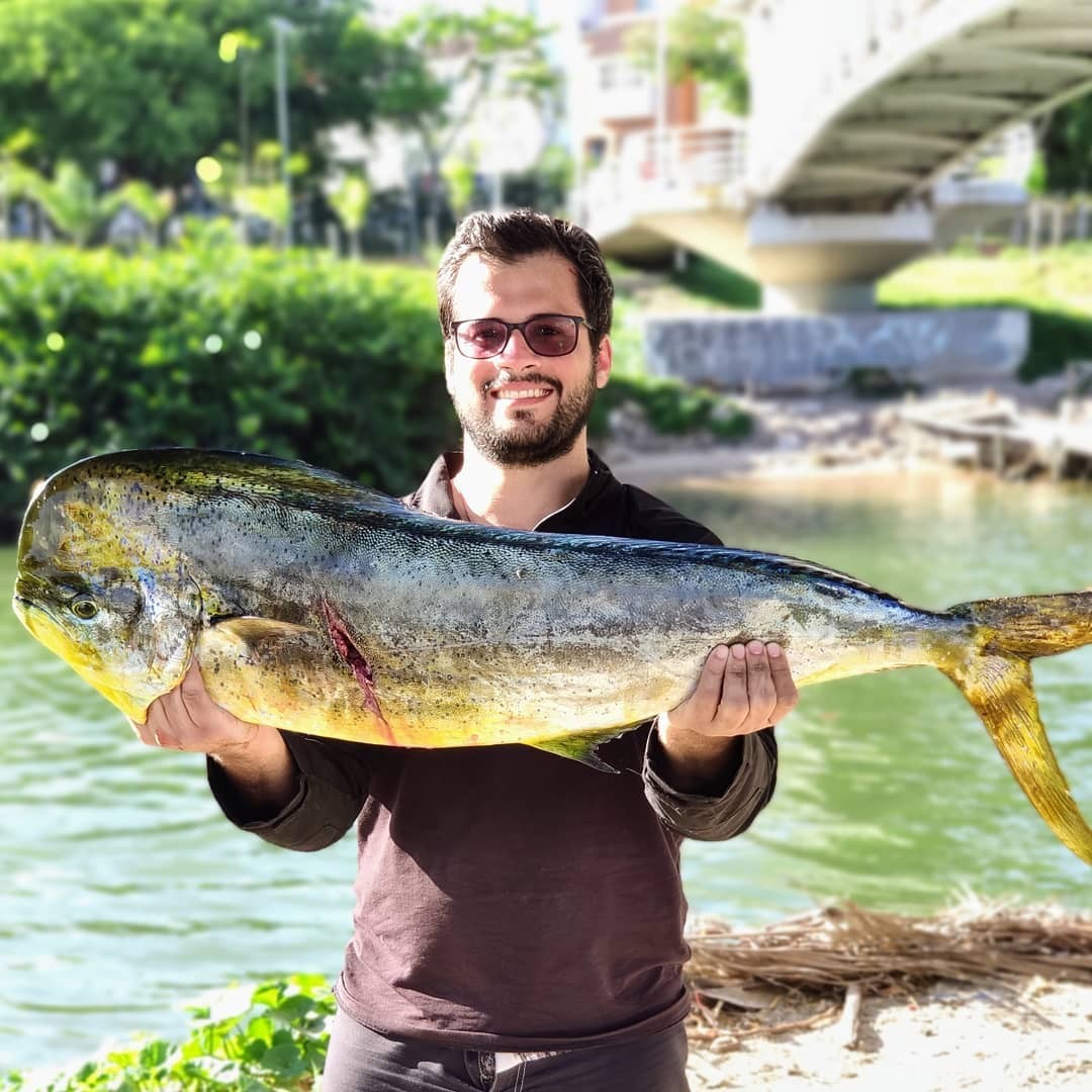 Andres exibe peixe que pescou em dezembro de 2019 — Foto: Reprodução