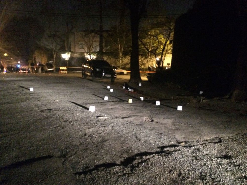 Placas sinalizam onde estão parte das dezenas de cápsulas deflagradas no tiroteio do Morumbi (Foto: Will Soares/G1)