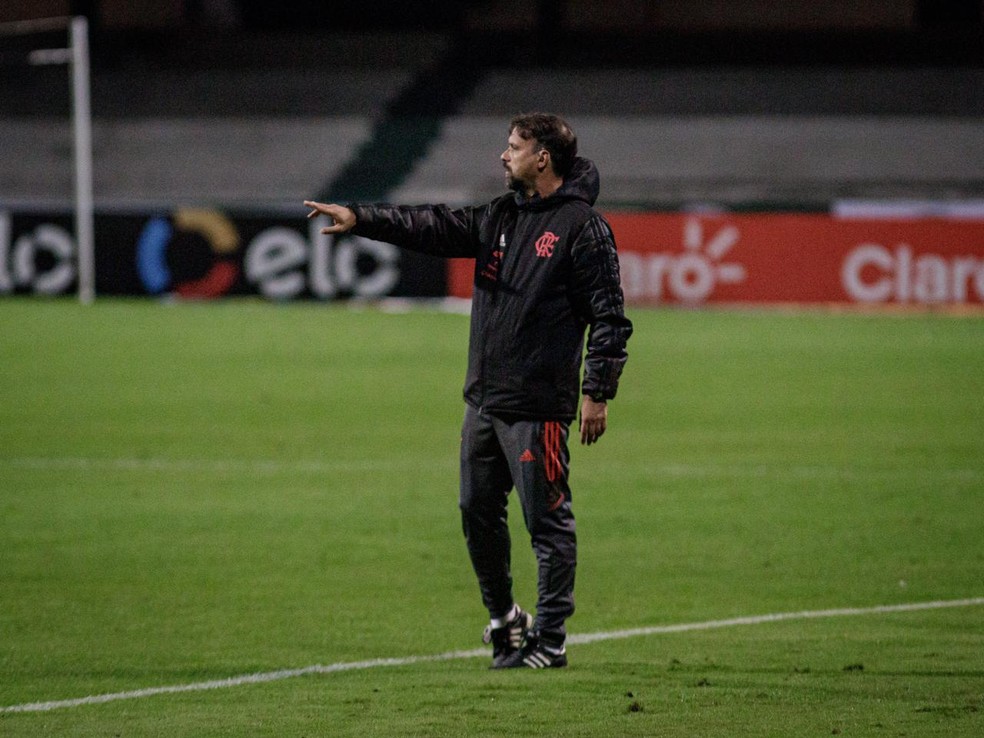 Mauricio Souza substituiu Rogerio Ceni, afastado por Covid-19 — Foto: Matheus Sebenello/Neo Photo