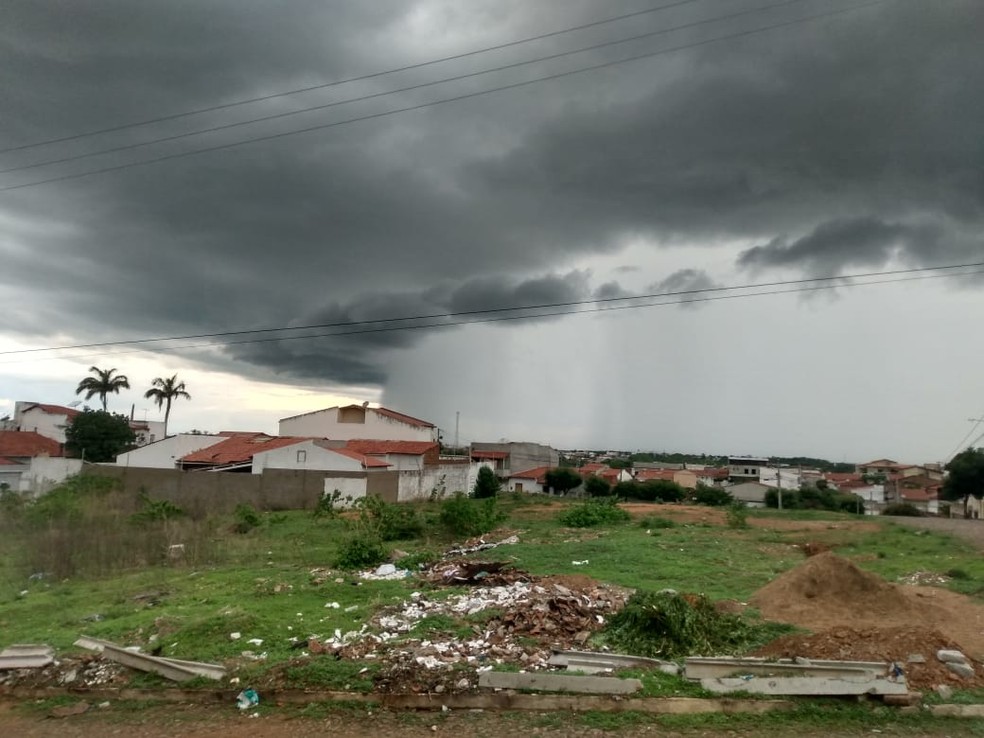 Chuva logo cedo registrada na cidade de Crateús, interior do Ceará.   — Foto: Emerson Queiroz/Arquivo Pessoal