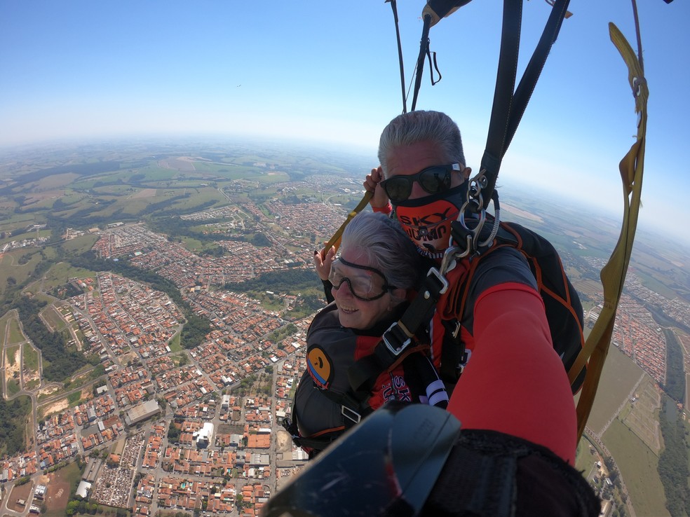 Iara, que é de Praia Grande (SP), realizou sonho ao saltar em Boituva — Foto: Sky Jump