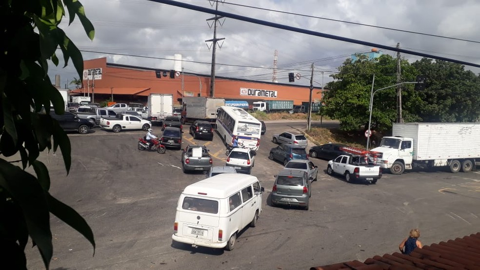 Trânsito ficou complicado após sinais de trânsito ficarem apagados em Fortaleza — Foto: Reprodução/SVM