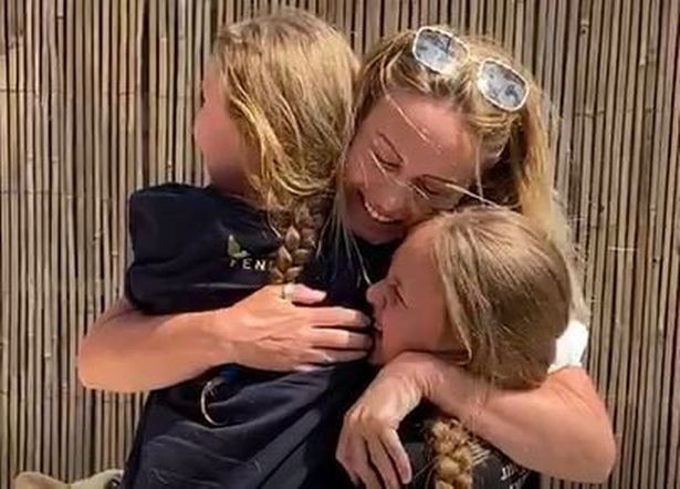 Mãe e filhas se reencontram após 9 semanas separadas no Reino Unido (Foto: Reprodução/Daily Mirror/Suzanne Vaughan/SWNS)