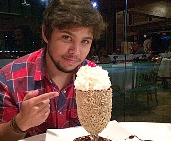 Renato posa ao lado de sobremesa gigantesca (Foto: Arquivo Pessoal)