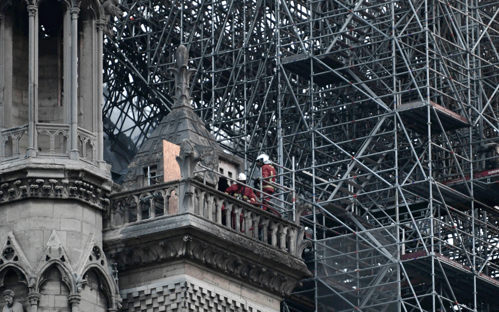 Bombeiros analisam estrutura da catedral — Foto: Stephane de Sakutin / AFP Photo