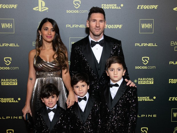 Messi, a esposa Antonella Roccuzzo e seus três filhos; casal viveu período difícil na chegada ao PSG (Foto: Marc Piasecki/WireImage)