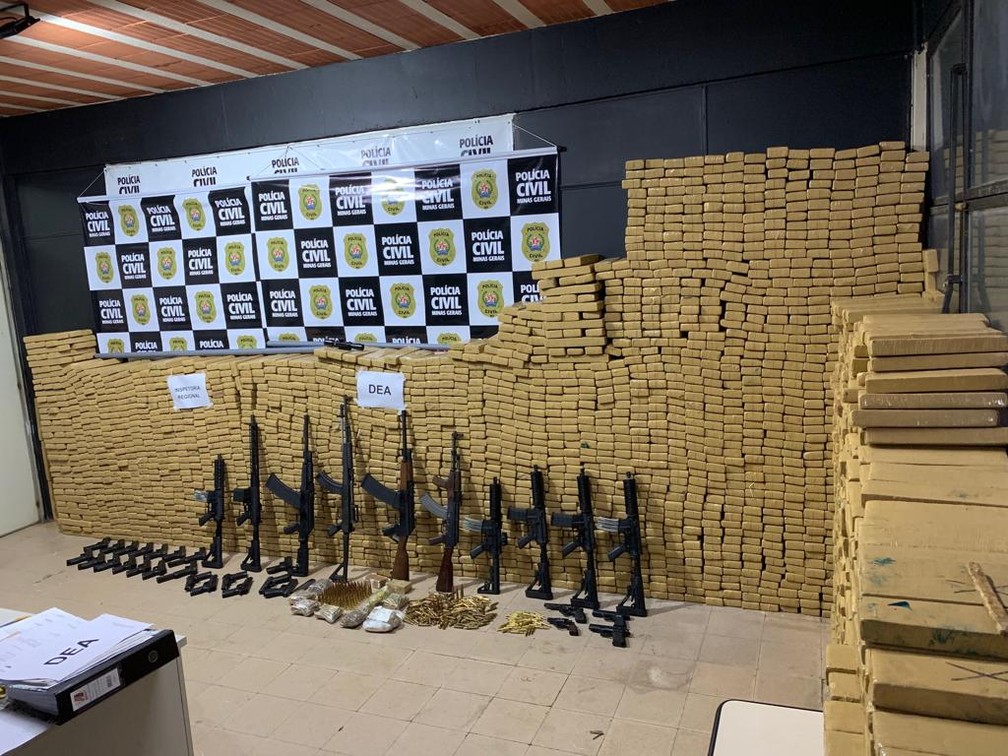 Segundo Polícia Civil, drogas e armas estavam escondidos no fundo falso de um caminhão em um sítio em Torreões em Juiz de Fora — Foto: Polícia Civil/Divulgação