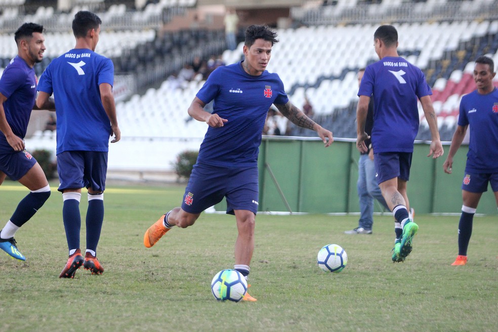 Giovanni Augusto treinou entre os titulares nesta terça-feira (Foto: Paulo Fernandes/Vasco)