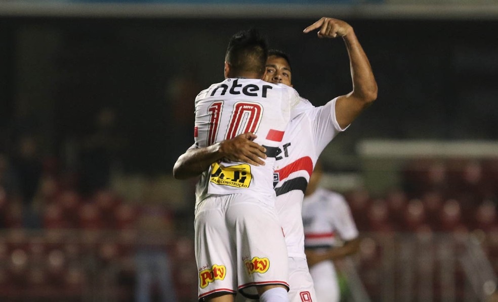 Diego Souza abraÃ§a Cueva apÃ³s gol de empate do SÃ£o Paulo (Foto: Rubens Chiri/saopaulofc.net)
