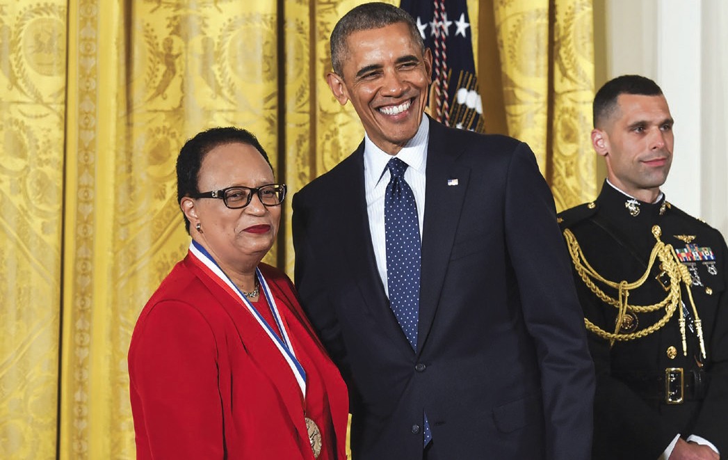 Shirley Ann Jackson recebendo do ex-presidente Barack Obama a Medalha Nacional de Ciências em 2014 (Foto: Wikimedia Commons)