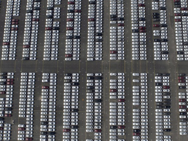 Vista aérea do pátio da Chevrolet na província de Liaoning, na China; país segue como o que mais vende carros no mundo (Foto: Stringer/Reuters)