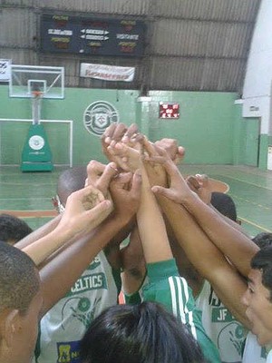 JF Celtics sub15 Rio Minas 2014 mãos (Foto: JF Celtics/ Divulgação)