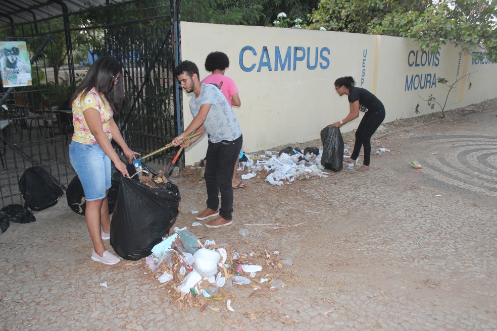 Estudantes limpam campus da Uespi em Teresina após a desocupação — Foto: Rafaela Leal/G1
