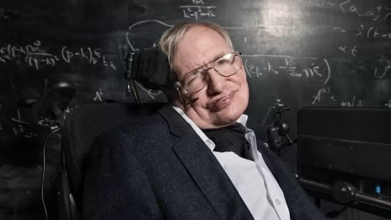 Stephen Hawking apresentou o paradoxo na década de 1970, que sugeria que a teoria da relatividade geral ou a mecânica quântica não estavam certas (Foto: Richard Ansett via BBC News)