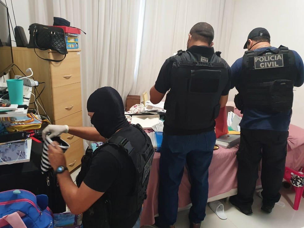 Polícia recolhe documentos em apartamento de Abdon Murad Jr sobre suposto esquema de pirâmide financeira — Foto: Divulgação/Polícia Civil