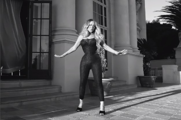 A cantora Mariah Carey com sua cintura finíssima em cena de seu mais novo clipe (Foto: Reprodução)
