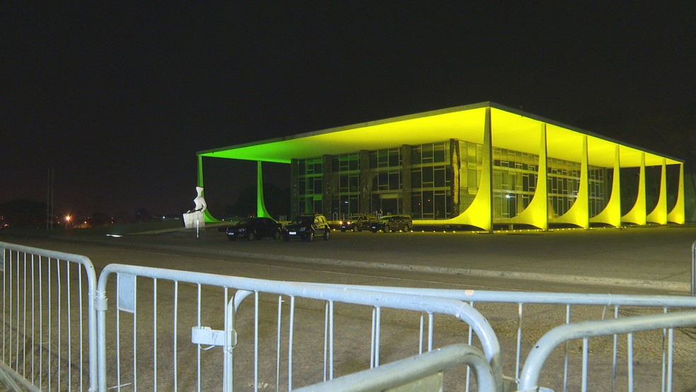 Trânsito da Praça dos Três Poderes é totalmente liberado nesta segunda-feira — Foto: TV Globo/Reprodução