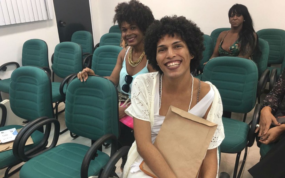Professora Inaê Leoni (de branco) e a cabeleireira Alexia Soares (de azul e colar), em Salvador — Foto: Maiana Belo/G1 