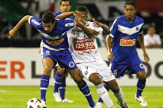 Henrique Cruzeiro Carlos Carbonero Once caldas (Foto: Reuters)