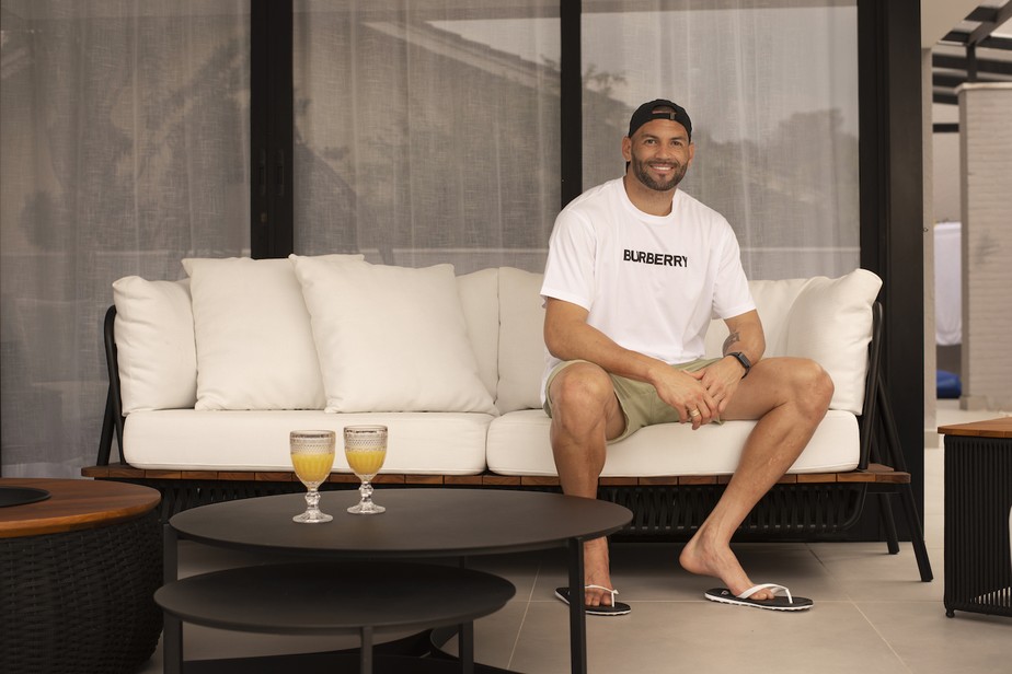 Weverton no sofá 'Bahame', desenhado pelo arquiteto e designer Ibanez Razzera para a marca Modalle