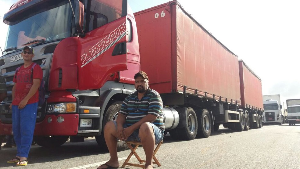 Caminhoneiro aguarda o fim do protesto na BR-235 no acesso a Aracaju (Foto: Anderson Barbosa, G1)