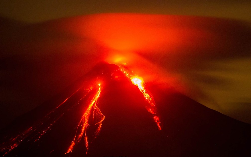 Lava é expelida pelo Vulcão de Fogo, visto da comunidade de San Antonio em Colima, no México, no domingo (12). Centenas de pessoas foram removidas da região e um aeroporto foi fechado por medo de esta se tornar uma das maiores erupções do vulcão — Foto: Hector Guerrero/AFP