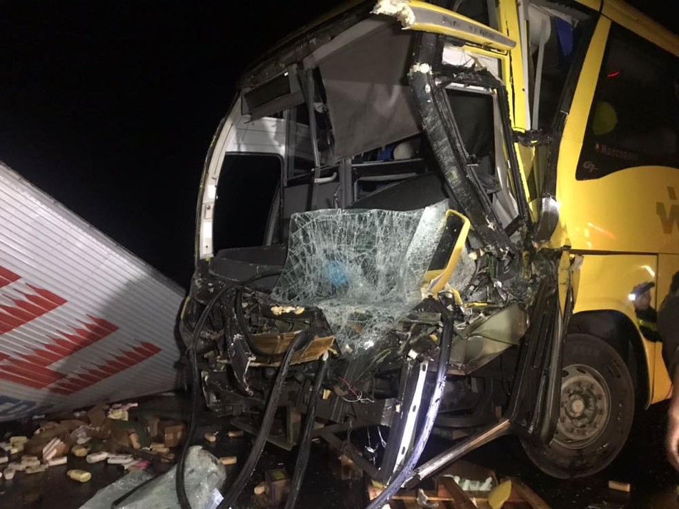 O motorista do ônibus ficou preso às ferragens e não resistiu aos ferimentos (Foto: Edson Simões / Arquivo Pessoal)