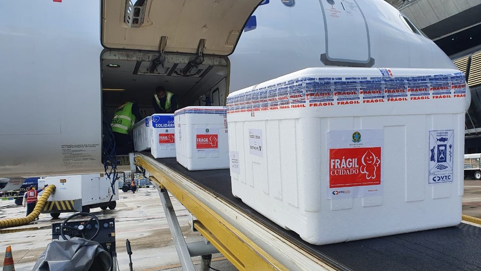 Caixas com doses da vacina da Janssen são desembarcadas no Aeroporto Internacional do Recife neste sábado (3) — Foto: Governo de Pernambuco/Divulgação