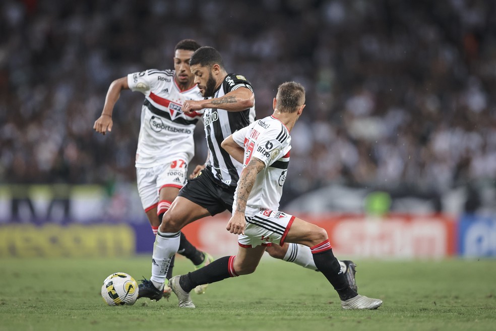 Rafinha gostou da atuação do São Paulo — Foto: Pedro Souza