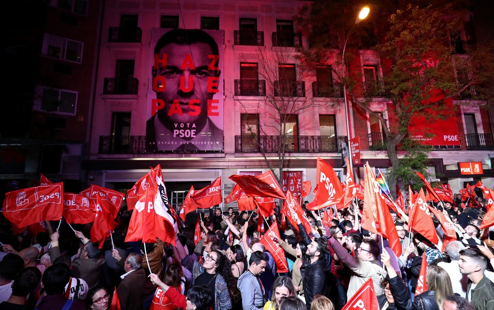 Partidários do PSOE celebram resultado das eleições na Espanha neste domingo (28). Sigla precisará de alianças para governar — Foto: Sergio Perez/Reuters