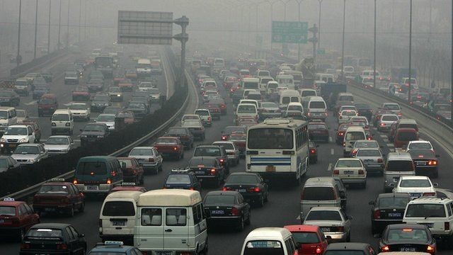 O crescimento econômico e a rápida urbanização fizeram da China o maior emissor de poluentes do planeta (Foto: GUANG NIU/GETTY IMAGES via BBC News Brasil )